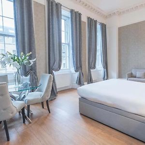 Deluxe Queen Suite